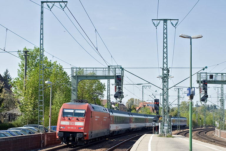 101 105 mit IC 281 bei km 16,6 (April 2011)