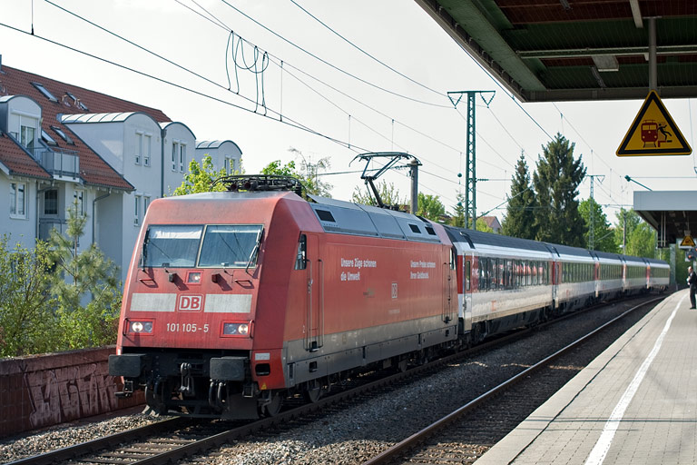 101 105 mit IC 281 bei km 16,8 (April 2011)