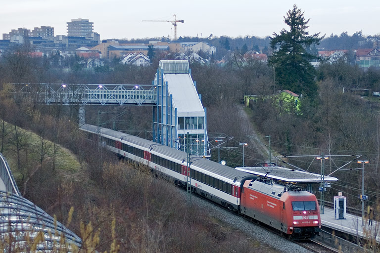 101 105 mit IC 283 bei km 14,2 (M&auml;rz 2011)