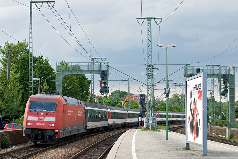 101 105 mit IC 283 bei km 16,6 (Juni 2011)