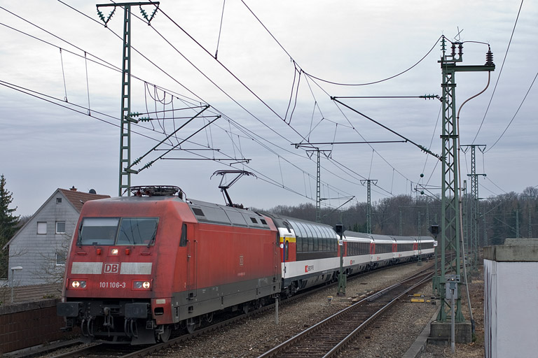 101 106 mit IC 186 bei km 16,8 (M&auml;rz 2011)