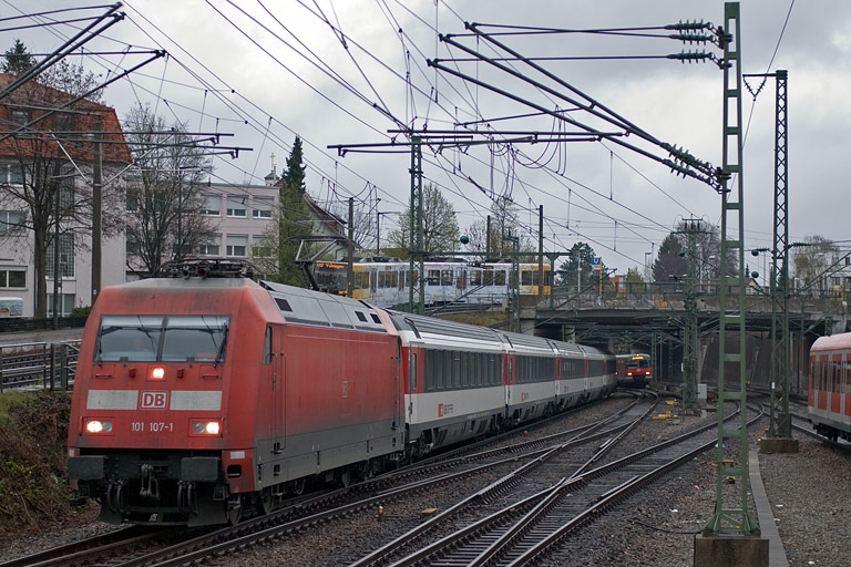 101 107 mit IC 181 bei km 15,4 (April 2011)