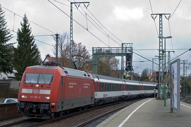 101 108 mit IC 183 bei km 16,8 (Februar 2011)