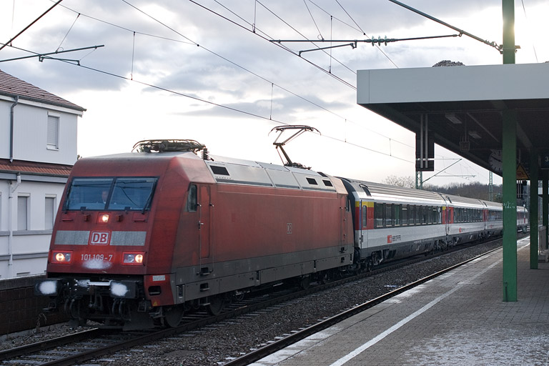 101 109 mit IC 284 bei km 16,8 (Dezember 2011)