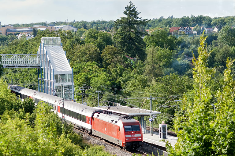 101 110 mit IC 283 bei km 14,2 (Juni 2011)