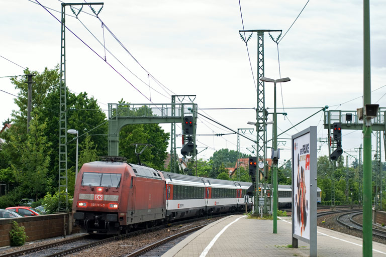 101 111 mit IC 183 bei km 16,6 (Juni 2011)