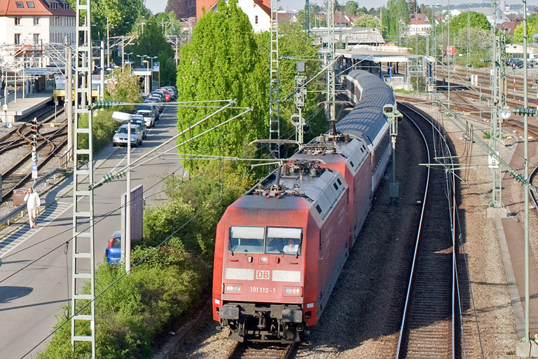 101 112 und 101 004 mit IC 283 bei km 15,8 (April 2011)