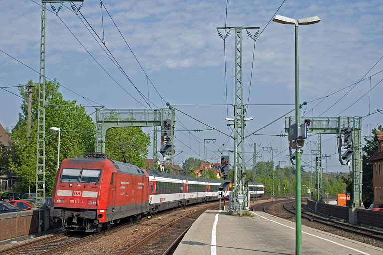101 112 mit IC 183 bei km 16,6 (April 2011)