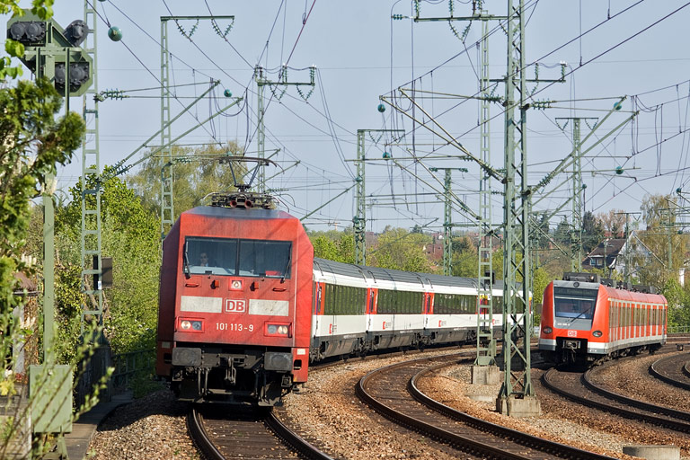 101 113 mit IC 183 bei km 16,6 (April 2011)