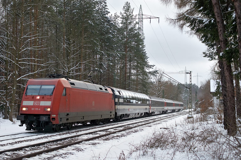 101 115 mit IC 186 bei km 18,2 (Januar 2011)