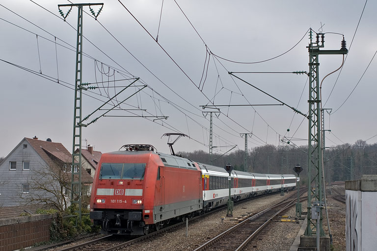 101 115 mit IC 282 bei km 16,8 (M&auml;rz 2011)