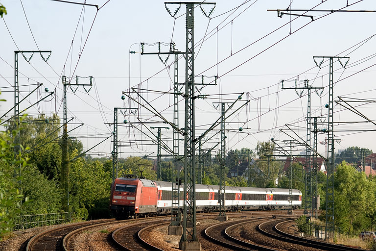 101 117 mit IC 181 bei km 16,6 (Juli 2011)