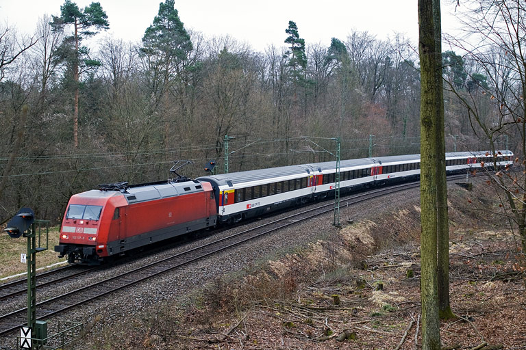 101 117 mit IC 282 bei km 11,8 (M&auml;rz 2011)