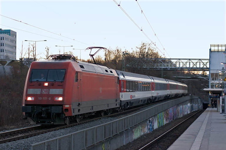 101 117 mit IC 283 bei km 14,2 (M&auml;rz 2011)