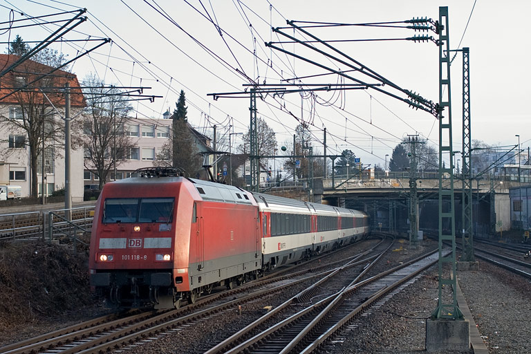 101 118 mit IC 181 bei km 15,4 (Februar 2011)