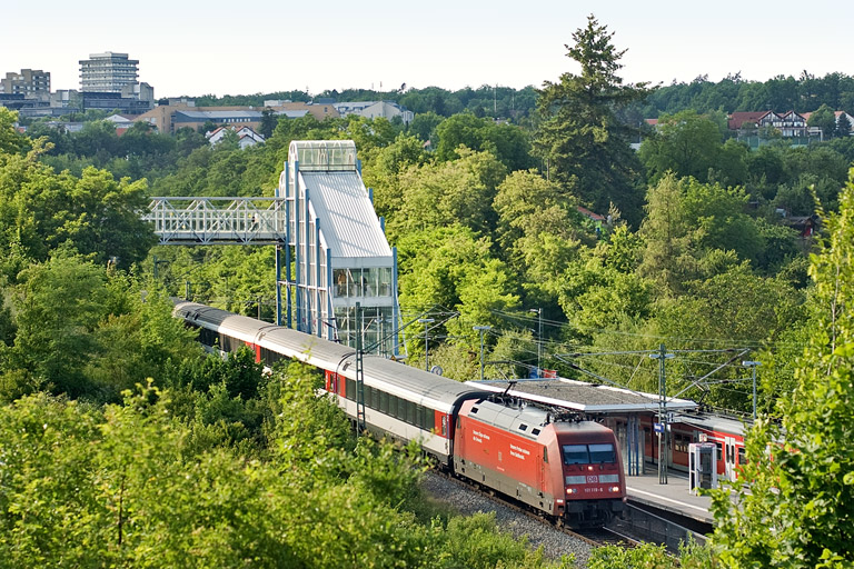 101 119 mit IC 283 bei km 14,2 (Mai 2011)