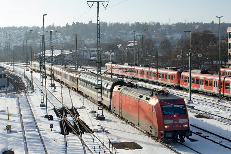 101 120 mit IC 280 bei km 16,0 (Januar 2011)