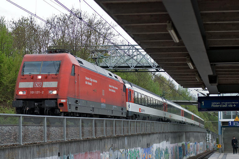 101 121 mit IC 283 bei km 13,8 (April 2011)
