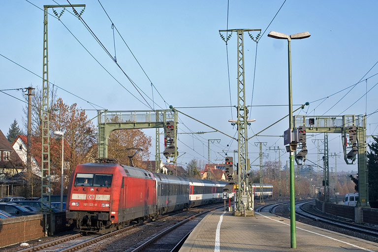 101 122 mit IC 181 bei km 16,6 (M&auml;rz 2011)