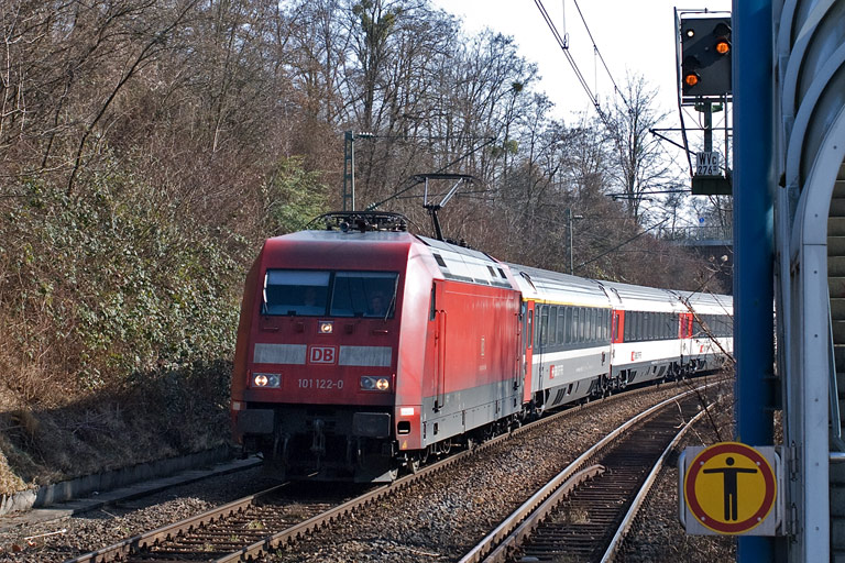 101 122 mit IC 280 bei km 14,4 (M&auml;rz 2011)