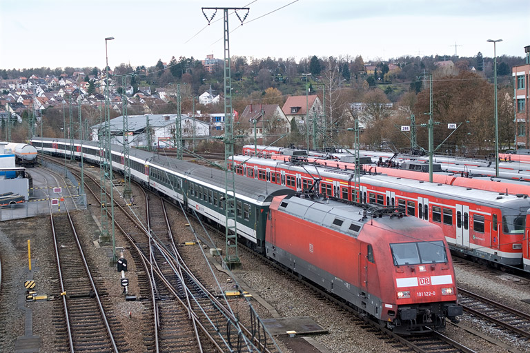 101 122 mit IC 282 bei km 16,0 (Dezember 2011)