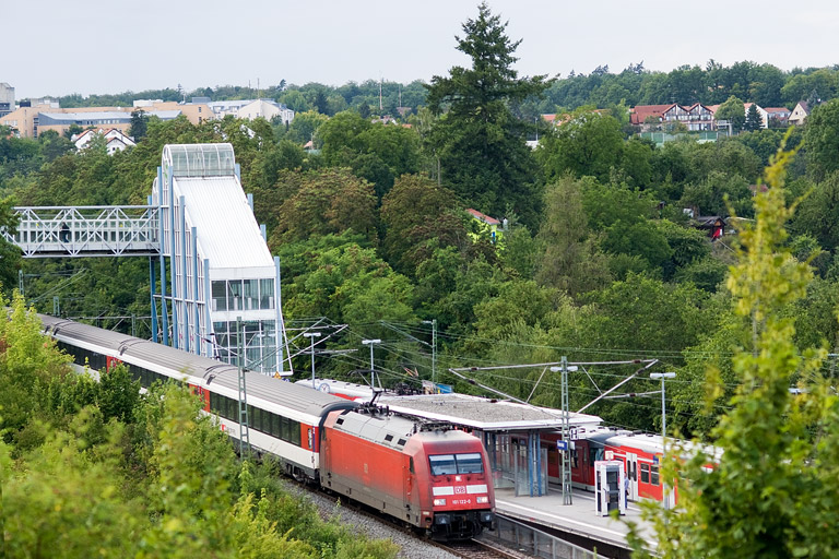 101 122 mit IC 283 bei km 14,2 (Juli 2011)
