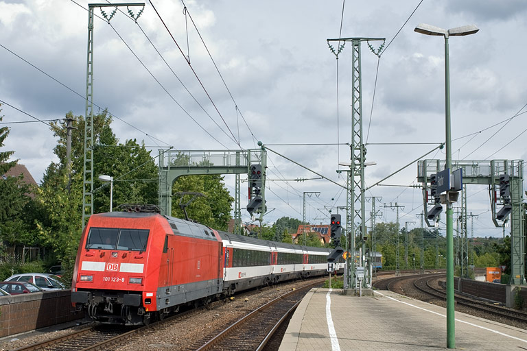 101 123 mit IC 183 bei km 16,6 (Juli 2011)