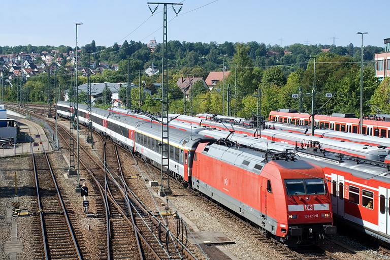 101 123 mit IC 282 bei km 16,0 (September 2011)