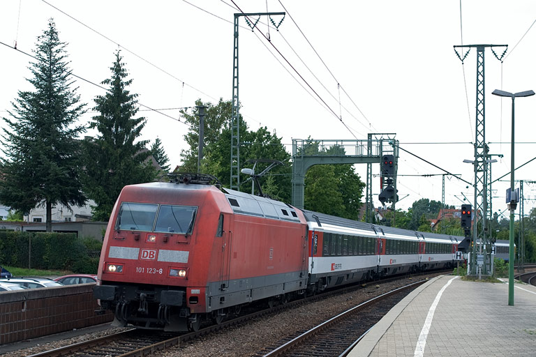 101 123 mit IC 283 bei km 16,6 (Juli 2011)