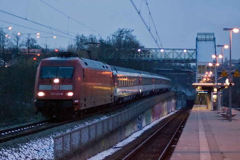 101 123 mit IC 283 bei km 14,2 (Februar 2011)