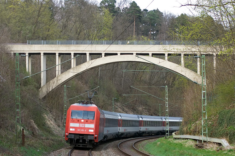 101 125 mit IC 283 bei km 11,0 (April 2011)