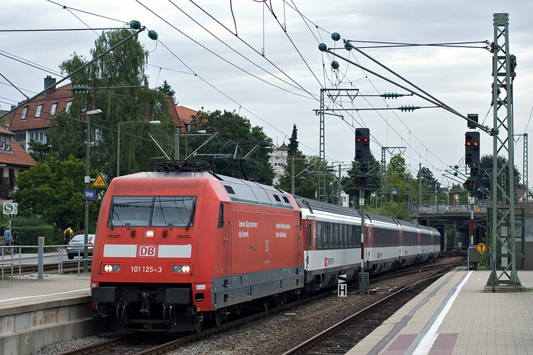 101 125 mit IC 283 bei km 15,6 (Juli 2011)