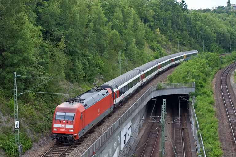 101 127 mit IC 283 bei km 13,8 (Juli 2011)