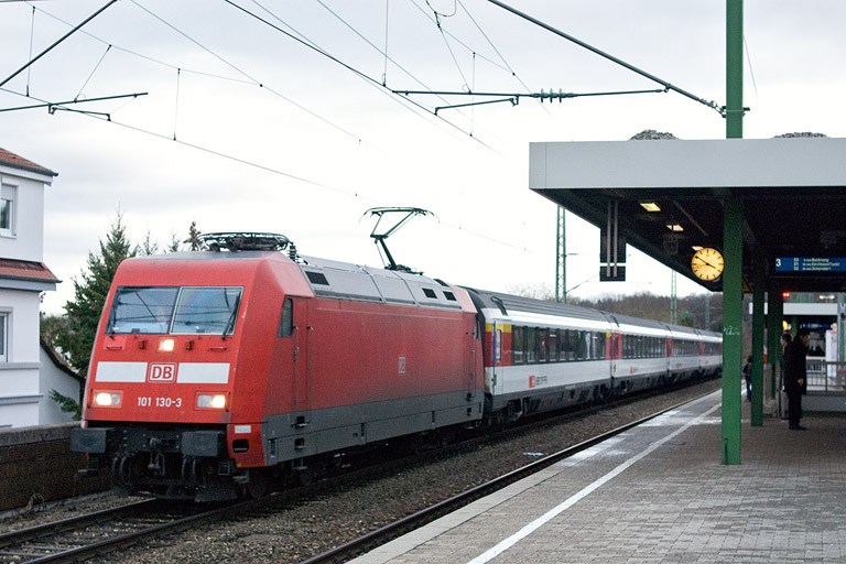101 130 mit IC 186 bei km 16,8 (Dezember 2011)