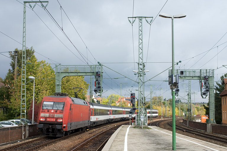101 132 mit IC 183 bei km 16,6 (Oktober 2011)