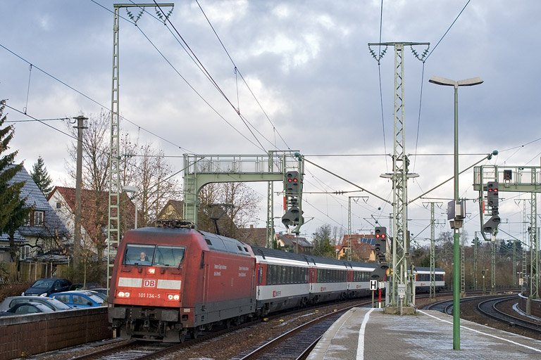 101 134 mit IC 183 bei km 16,6 (Dezember 2011)