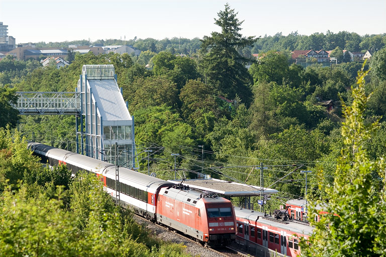 101 135 mit IC 283 bei km 14,2 (Juli 2011)