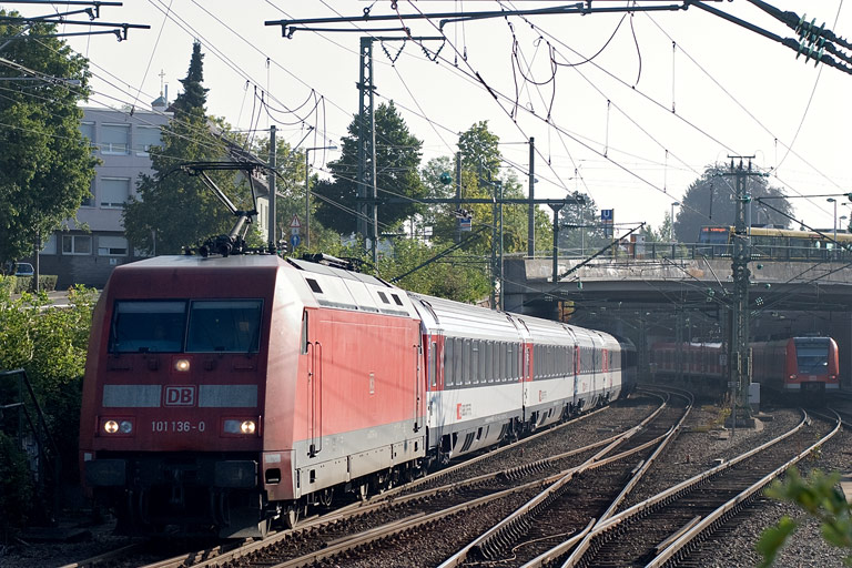 101 136 mit IC 181 bei km 15,4 (August 2011)