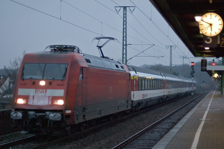 101 136 mit IC 184 bei km 16,8 (Februar 2011)