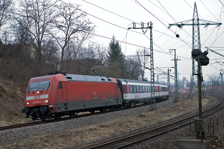 101 136 mit IC 185 bei km 17,4 (Februar 2011)