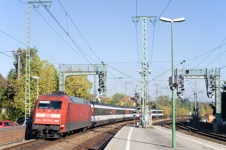 101 139 mit IC 183 bei km 16,6 (Oktober 2011)