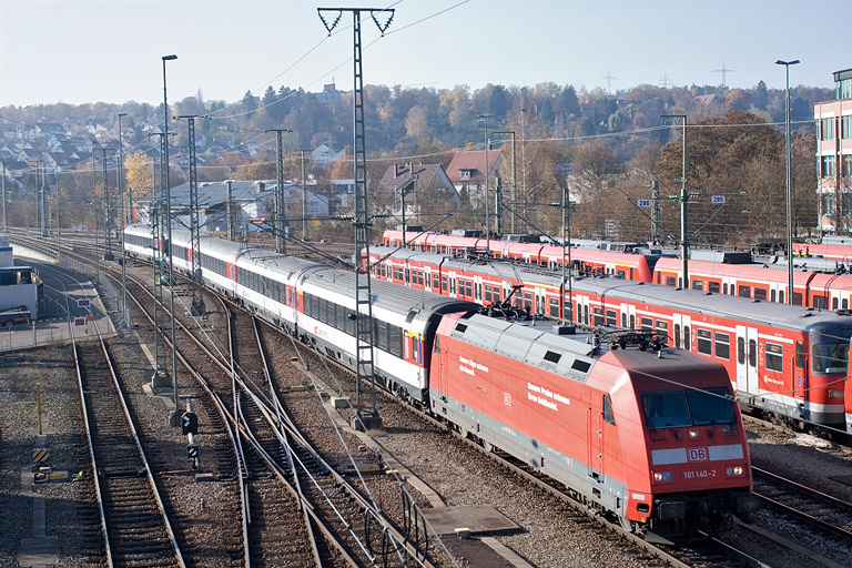 101 140 mit IC 282 bei km 16,0 (November 2011)