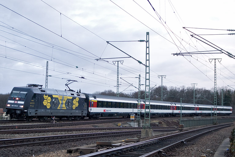 101 141 mit IC 186 bei km 17,0 (Dezember 2011)