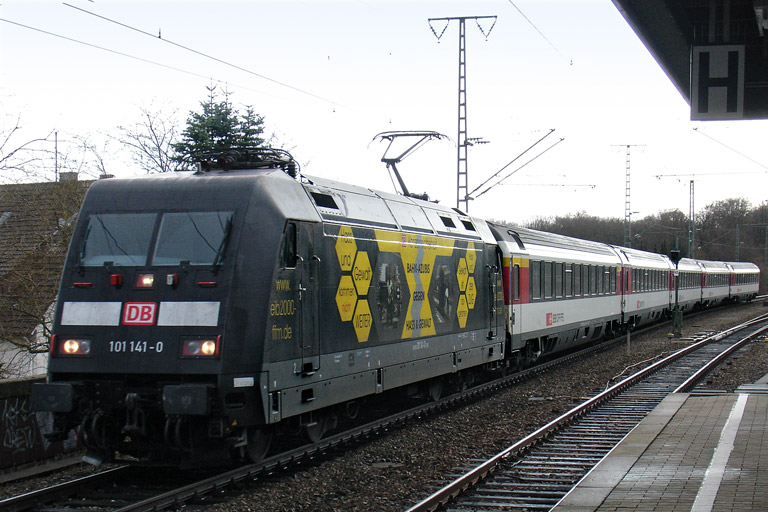 101 141 mit IC 282 bei km 16,8 (Dezember 2011)