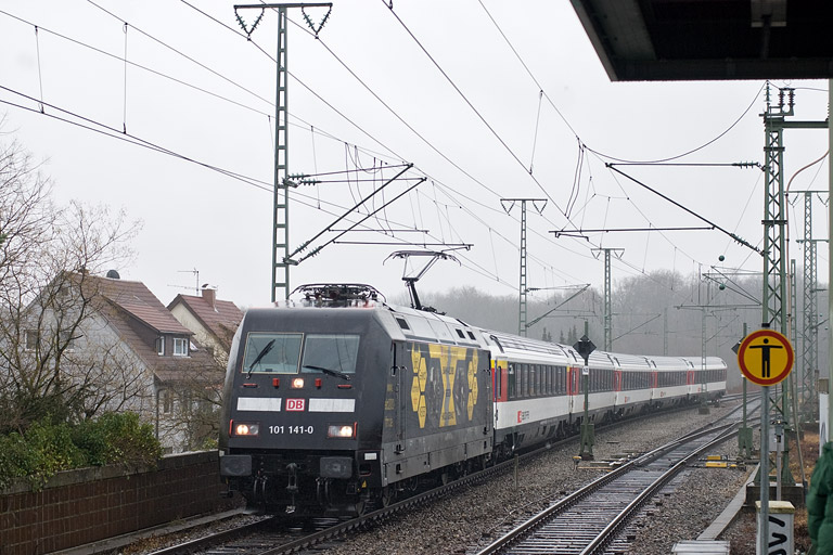 101 141 mit IC 282 bei km 16,8 (Dezember 2011)