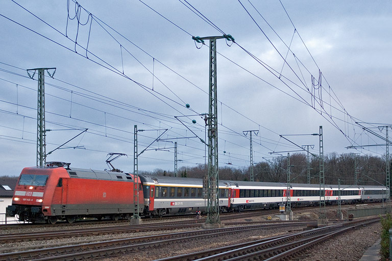 101 143 mit IC 184 bei km 17,0 (Februar 2011)