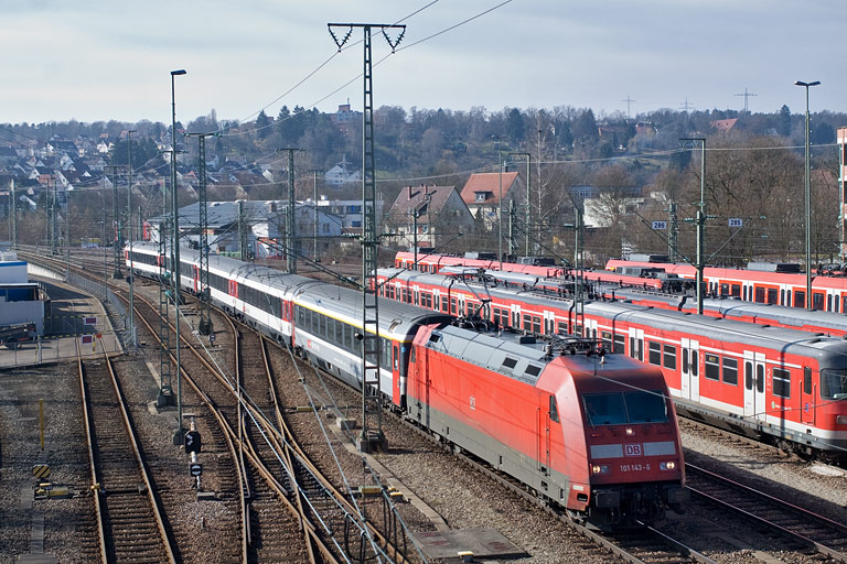 101 143 mit IC 282 bei km 16,0 (Februar 2011)