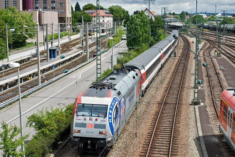 101 144 mit IC 185 bei km 15,8 (Juni 2011)