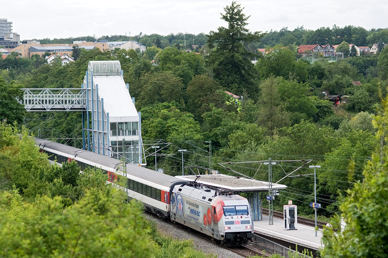 101 144 mit IC 285 bei km 14,2 (Juni 2011)