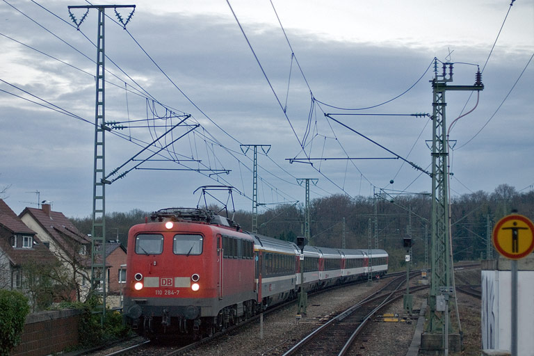 110 284 mit IC 182 bei km 16,8 (April 2011)